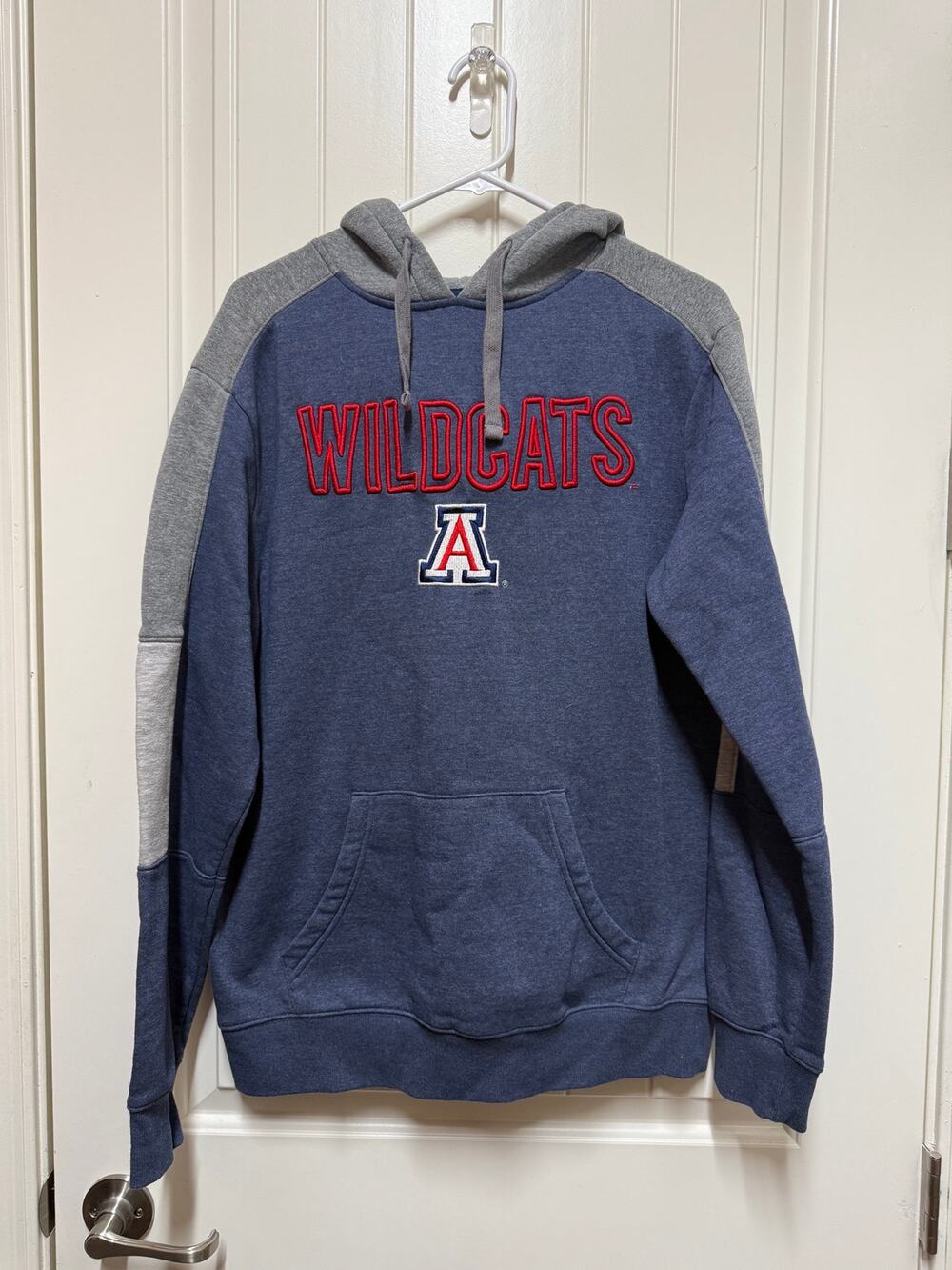 U of A University of Arizona Wildcats Hoodie sweatshirt Unisex size Medium